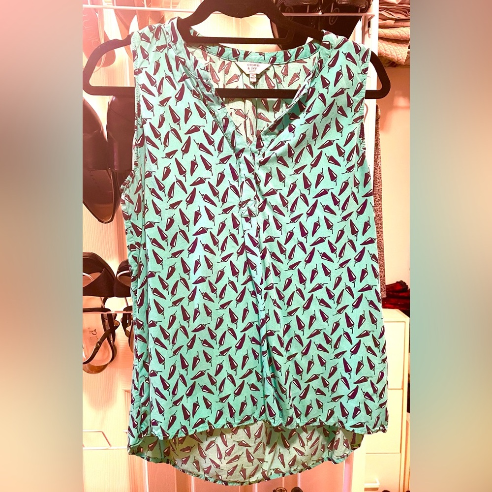 Women’s Crown & Ivy Sleeveless Blouse, Size PL, blue w/ navy chili print